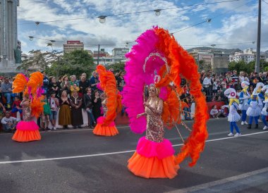 Seyirciler önünde sokakta dans kadın parlak kırmızı elbiseler,.