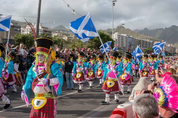 Deelnemers in heldere, gestileerde Schotse kostuums. — Stockfoto