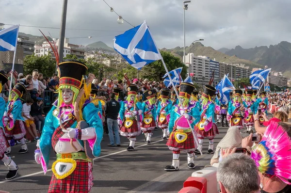Parlak, stilize Scots kostümlerini katılımcılar.