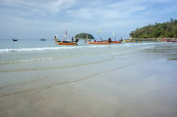 Kata beach, turistler için sabahın erken saatlerinde bekleyen gezi tekneleri stand.. — Stok fotoğraf