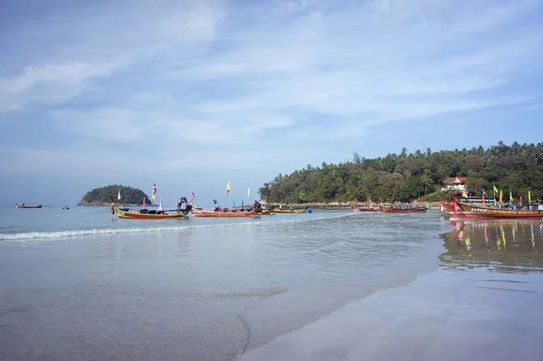 Kata beach, turistler için sabahın erken saatlerinde bekleyen gezi tekneleri stand.. — Stok fotoğraf