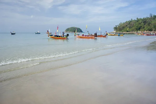 Rondvaartboten staan op Kata beach, wachten voor de toeristen, in de vroege ochtend. — Stockfoto