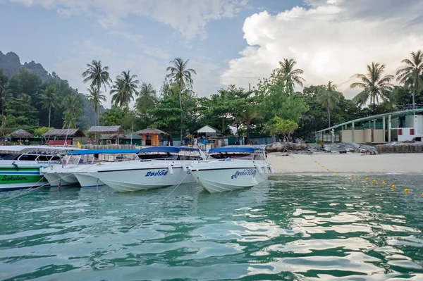 Barcos turísticos están en la playa, esperando a los turistas . — Foto de Stock