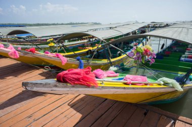 İskele standında Tay ahşap tekne. 