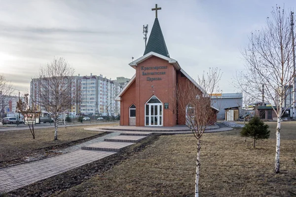 Edificio Della Chiesa Battista Sullo Sfondo Edifici Residenziali Krasnoyarsk Primavera — Foto Stock