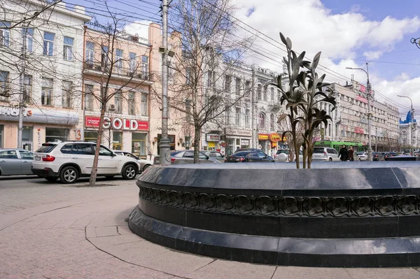 Krasnoyarsk Russische Föderation April 2013 Der Brunnen Lilien Auf Dem — Stockfoto