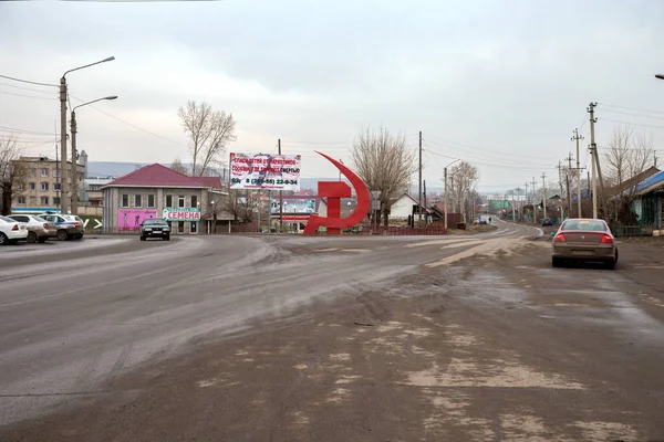 Uzhur 2017 소비에트 광장에 자동차와 거리의 교차로에 망치와 Uzhur 크라스노야르스크 — 스톡 사진