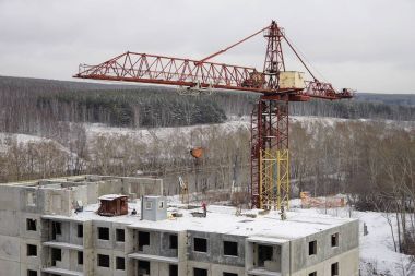 Novosibirsk, Rf - 8 Kasım 2017:, bir çok katlı konut kentin varoşlarında binanın inşaat. Novosibirsk Region, Rusya Federasyonu.