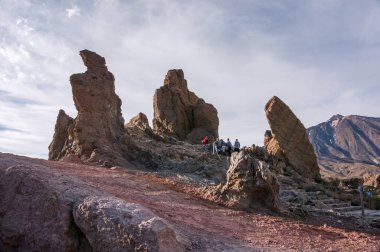 Katılaşmış lav için Teide yanardağı gözlem sitesi. / İspanya, Kanarya, Tenerife - 7 Mart 2014: Teide yanardağı (3,718 m), UNESCO miras Milli Parkı gezi.