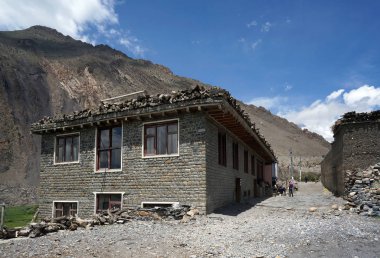Evde, odun dağda Köyü Kagbeni, Krallık Mustang zemin karşı çatıda. Nepal. Kagbeni Nepal - üst Mustang kapalı alana bir denetim noktası olduğunu.