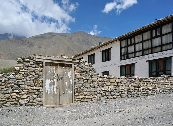 Antigua Puerta Madera Muro Piedra Junto Casa Las Montañas Del — Foto de Stock