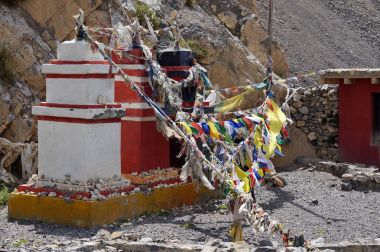 Geleneksel Budist chortens Himalaya Dağları tanrıların ibadet yerine stand. Üst Mustang. Nepal.
