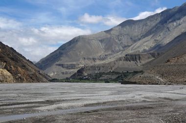 Kali Gandaki Nehri, Himalaya Dağları'nın zemin karşı kurumuş nehir yatağı. Nepal. Üst Mustang.
