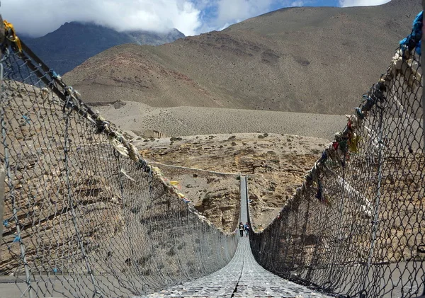 Vor Der Kulisse Des Himalaya Gebirges Gehen Die Menschen Auf — Stockfoto