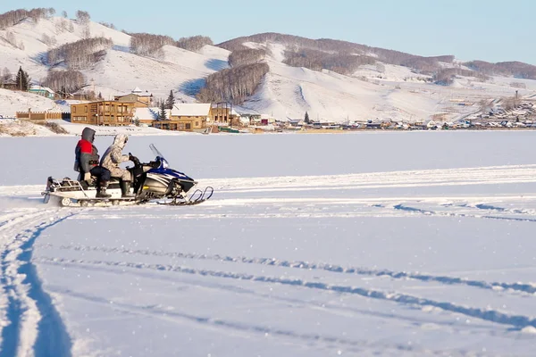 Karmobil Tanımlanamayan Balıkçı Ile Kışın Karlı Göle Karşı Parnaya Köyü — Stok fotoğraf