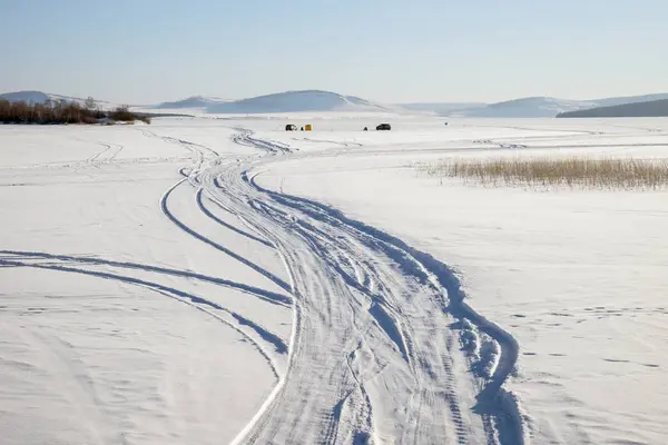 Traccia Auto Lago Innevato Con Pescatori Sullo Sfondo — Foto Stock