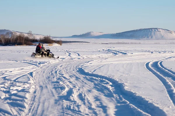 Snowmobile Fishermen Riding Winter Lake Backdrop Mountains Parnaya Krasnoyarsk Region — Stock Photo, Image