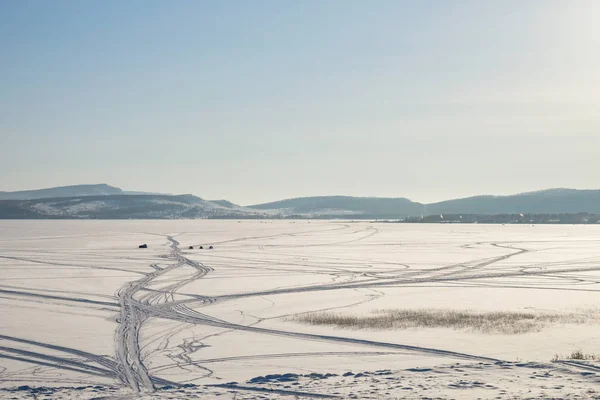 Winter Lake Fishermen Traces Cars Snow Background Mountains — Stock Photo, Image