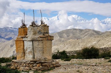 Budist chortens Annapurna kar massif Himalaya Dağları'nda arka planı. Üst Mustang. Nepal.