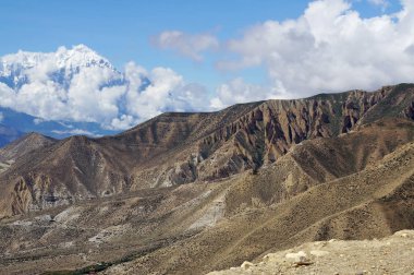 Görünümü Dağı nın karlı Nilgiri Kuzey (7061 m) üzerinden geçmek yeni La (4010 m). Kapalı bölge üst Mustang için trekking. Nepal.