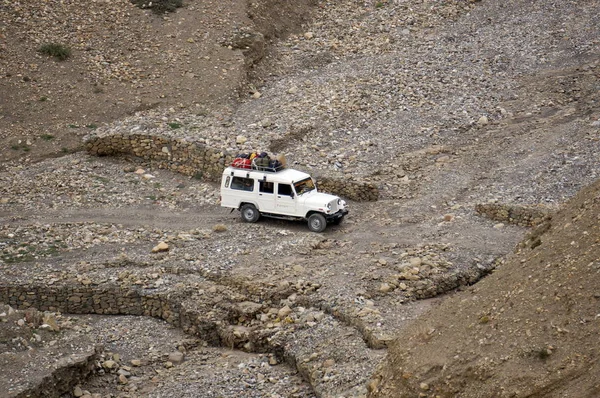 White Tourist Jeep Carries Tourists Backpacks Certain Mountainous Area Trekking — Stock Photo, Image