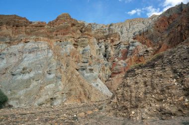 Güzel dağ rahatlattı yakınındaki Chusang ayrışma sırasında oluşur. Üst Mustang. Nepal.