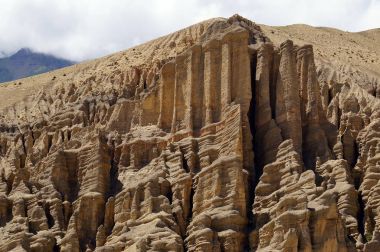 Ayrışma, Ghami ve Dhakmar arasındaki geçit sırasında dağ kabartma kurdu. Üst Mustang. Nepal.
