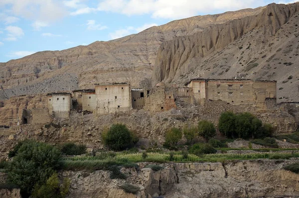 Chhusang, eski konut evleri dağ zemin karşı. Üst Mustang trekking. Nepal.