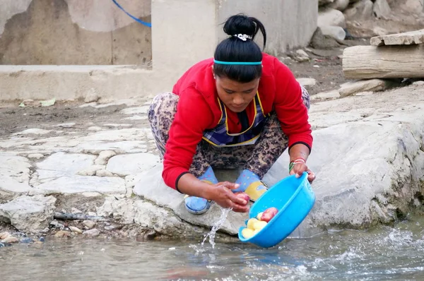 Mantang Upper Mustang Nepal August 2014 Nepalese Woman Washing Potatoes — Stock Photo, Image