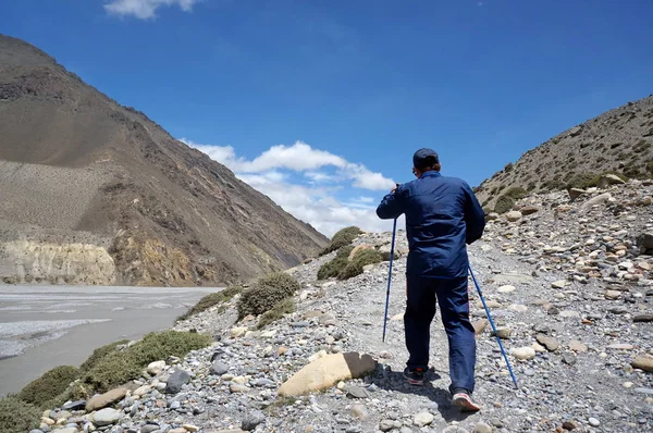 Bir Turist Trekking Sopa Ile Yokuş Yukarı Kali Gandaki Nehri — Stok fotoğraf