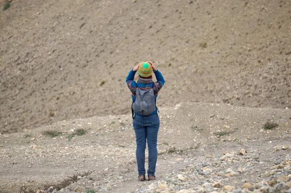 Toeristische Vrouw Kijkt Naar Himalaya Gebergte Houden Van Haar Hoofd — Stockfoto