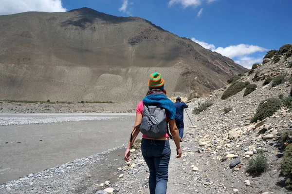 Turistler Himalaya Dağları Nın Zemin Karşı Kali Gandaki Nehri Kıyısında — Stok fotoğraf