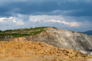 Baz istasyonu benim açık Ocak tezgah yamaçları üzerinde bir tepe üzerinde duruyor. Taş ocağı işlemi Köyü, Belogorsk içinde Kemerovo bölgesi yer alır. Sibirya, Rusya Federasyonu.