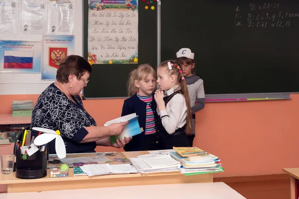 Belogorsk Kemerovo Region Marca 2018 Nauczyciel Sprawdza Notebooki Studentów Klasie — Zdjęcie stockowe