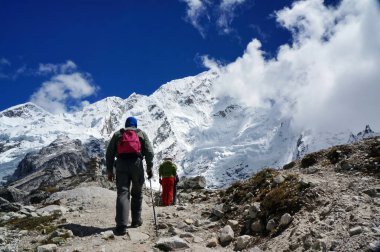 Lobuche, Nepal - 17 Eylül 2014: Turist grup trekking Ebc (Everest saha kampı) Nepal sırasında yolun karla kaplı Himalaya Dağları'nın arka planda tırmanıyor.