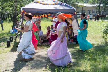 Shushenskoe, Krasnoyarsk bölgesi, Rf - 12 Temmuz 2014: kızlar bir sari Intl Festivali müzik ve el sanatları 