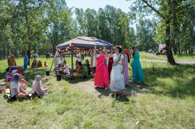 Shushenskoe, Krasnoyarsk bölgesi, Rf - Temmuz 12, 2014:Girls bir sari bir Hint Intl Festivali müzik ve el sanatları 