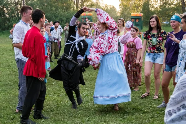 Шушенское Июля 2014 Года Люди Красочных Народных Костюмах Танцующие Толпе — стоковое фото