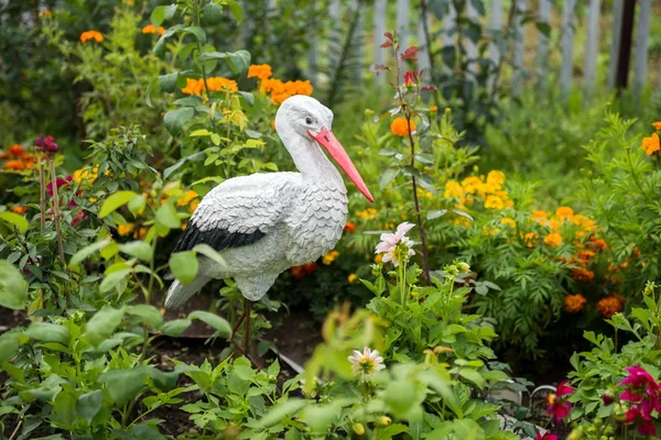 Decorazione Giardino Fiorito Cicogna Degli Uccelli Sta Tra Fiori — Foto Stock