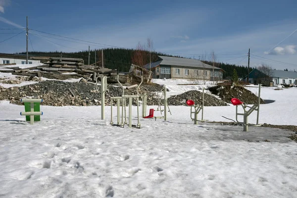 Spor Simülatörleri Bahar Sokak Köyünde Kar Altından Çözülme Köy Belogorsk — Stok fotoğraf