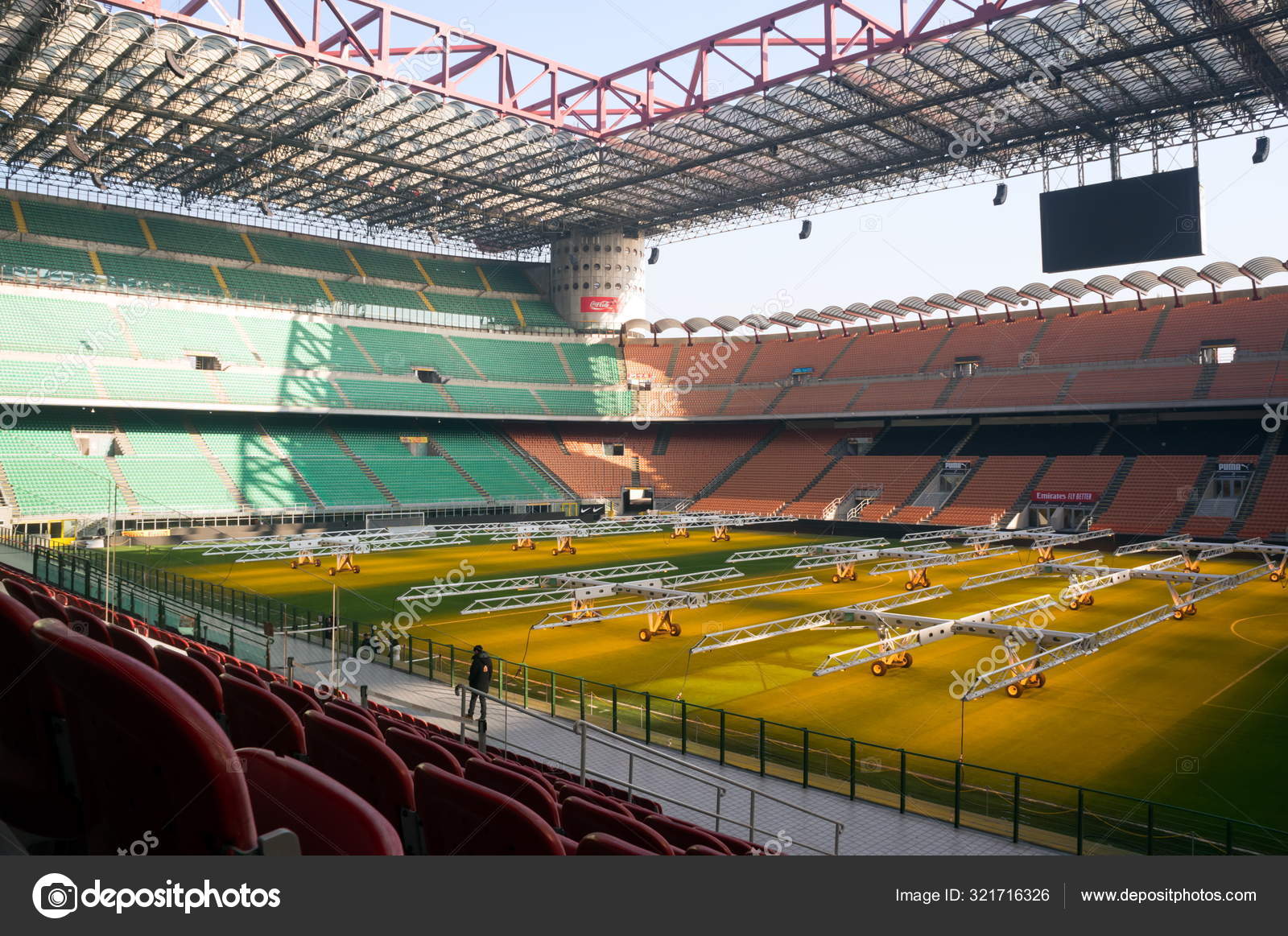 ミラノ シーロ イタリア 2019年1月22日 人々はサッカー場を歩き ジュゼッペ メアッツァ スタジアム 1925年  に自然の芝生の追加の照明をモバイルで設置します — ストック編集用写真©Papava#321716326