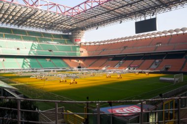 Milan, San Siro / İtalya - 22 Ocak 2019: 1925 yılında inşa edilen Giuseppe Meazza ya da San Siro stadyumundaki çimenleri aydınlatan ek bir spor sistemi..