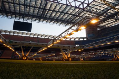 Doğal çimenleri aydınlatan özel bir spor sistemi olan Mlr, 1925 yılında inşa edilen Giuseppe Meazza ya da San Siro stadyumundaki çimenleri aydınlatır. Milan mı? İtalya. 