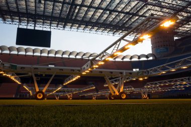 Spor yetiştirmek için yapay MlR ışığı 1925 yılında inşa edilen Giuseppe Meazza ya da San Siro stadyumundaki çimenleri aydınlatır. Milan mı? İtalya.