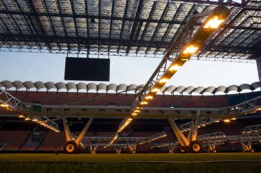 Spor yetiştirmek için yapay ışık MlR 1925 yılında inşa edilen Giuseppe Meazza ya da San Siro stadyumundaki çimenleri aydınlatır. Milan mı? İtalya.
