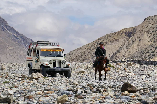Kagbeni Mustang Νεπάλ Αυγούστου 2014 Ένα Τουριστικό Τζιπ Και Ένας — Φωτογραφία Αρχείου