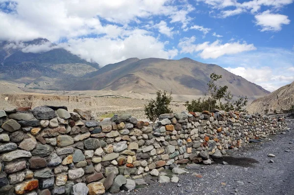 Proteção Tradicional Pedra Contra Ventos Contra Pano Fundo Das Montanhas — Fotografia de Stock