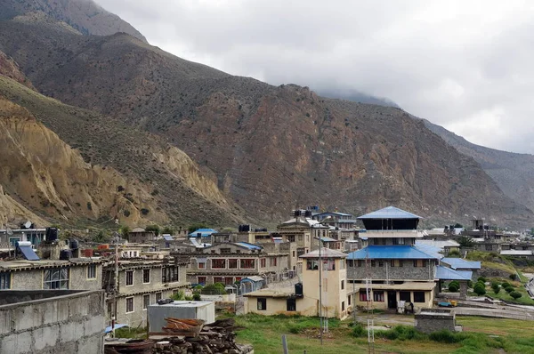 ネパール マスタング地域のヒマラヤ山脈の麓にあるジョムソムの伝統的な住宅地の眺め — ストック写真