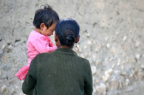 Mantang Upper Mustang Nepal August 2014 Mom Holds Hands Little — Stock Photo, Image
