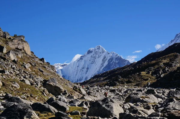 Τουρίστες Περπατούν Στην Κοιλάδα Στο Βάθος Των Χιονισμένων Βουνών Των — Φωτογραφία Αρχείου